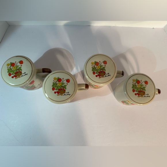 Vintage Wild Strawberry Coffee Mugs With Lids Tea Cups Made in Korea Set Of 4 - Picture 2 of 13